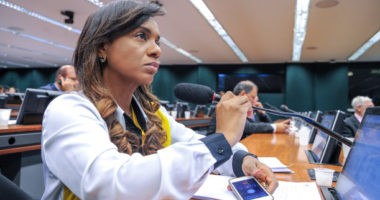 Artigo: Tia Eron pode substituir Luislinda Valois em Ministério