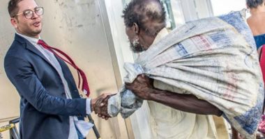 Artigo: Igor Kannário cumprimenta morador de rua: “Somos todos iguais”