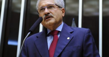 Artigo: Deputado vira motivo de piada após fazer lanche durante CPI