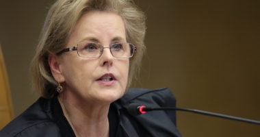 Artigo: Com sucessão em aberto, Lula assina aposentadoria de Rosa Weber no STF