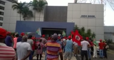Artigo: Manifestantes do MST invadem Rede Bahia, de ACM Neto