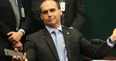 Artigo: Eduardo Bolsonaro faz chacota debocha de tortura sofrida por jornalista