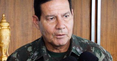 Artigo: Mourão afirma ser contrário a permissão para militares receberem acima do teto