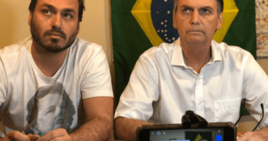Artigo: Carlos Bolsonaro é internado após saber de prisão domiciliar do pai, diz site