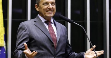 Artigo: Charles Fernandes cochila durante sessão virtual