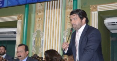 Artigo: Paulo Magalhães Jr. comemora permanência como líder do governo