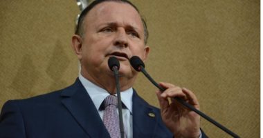 Artigo: “A mais esculhambada e cara da história”, diz Adolfo Menezes sobre eleições