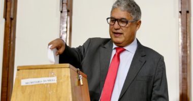Artigo: Jerônimo Rodrigues mantém Rosemberg Pinto como líder do governo na Alba