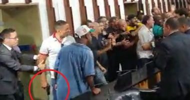 Artigo: Homem segura arma contra deputados, na Alba