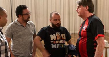 Artigo: Bolsonaro usa camisa do Vitória no Palácio do Planalto