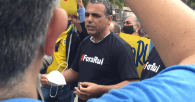 Artigo: Ao entregar pedido de impeachment de Rui, Cezar Leite dispara: “A Bahia está indignada”