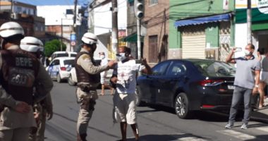 Artigo: Com camisa por intervenção militar, homem xinga Rui e Neto na Lapinha