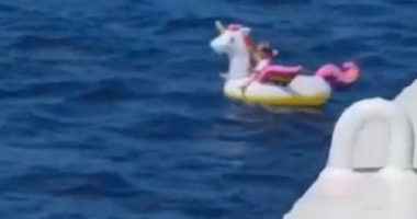 Artigo: Criança de quatro anos é resgatada em alto-mar na Grécia