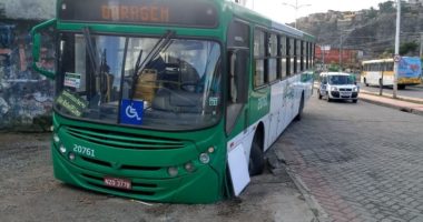Artigo: Ônibus é assaltado e roda fica presa em bueiro quando motorista ia presta queixa