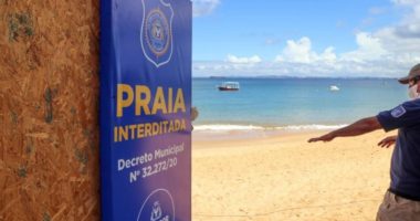 Artigo: Banhistas furam decreto e tomam banho no Porto da Barra