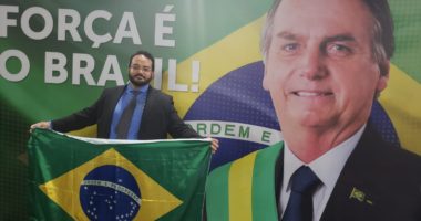 Artigo: Após Leandro de Jesus retirar outdoor contra Bolsonaro, empresa tira peças de Salvador
