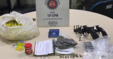 Artigo: Candeias: denúncia ajuda polícia em apreensão de armas e drogas