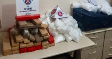 Artigo: Homem é flagrado levando drogas com esposa e bebê no carro