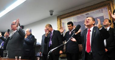 Artigo: Após veto a perdão de dívidas, Bolsonaro se reúne com bancada evangélica