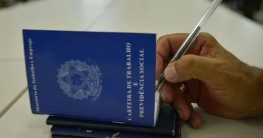 Artigo: IBGE: desemprego cai para 13,7% no trimestre encerrado em julho