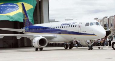 Artigo: Após demissões, funcionários da Embraer entram em greve