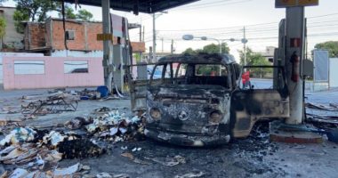 Artigo: Salvador: posto de combustível fica destruído após carro pegar fogo