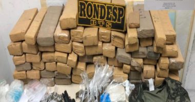 Artigo: Polícia apreende 100 kg de maconha e uma pistola em carro de aplicativo