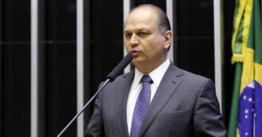 Artigo: Líder do governo diz que apresentará projeto para nova Constituição antes de eleição