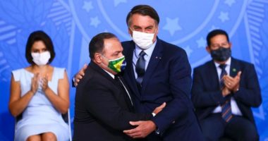 Artigo: Bolsonaro atribui ‘sucesso’ no combate ao coronavírus ao ministro Pazuello