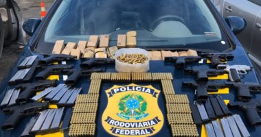 Artigo: Homem é preso após ser flagrado com armas escondidas em painel de carro