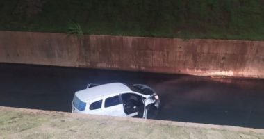 Artigo: Carro cai em córrego da Avenida Juracy Magalhães