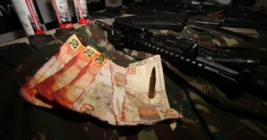 Artigo: Salvador: polícia encontra 6 fuzis usados em roubos a bancos