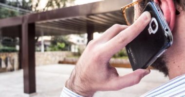 Artigo: Aparelhos celulares fazem parte da rede de transmissão do coronavírus, diz estudo