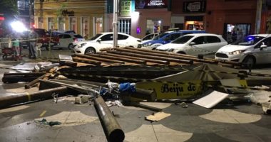 Artigo: Estrutura de barraca desaba e deixa 4 feridos no Rio Vermelho