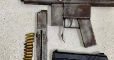 Artigo: Mochila com submetralhadora e pistola é esquecida em carro de aplicativo