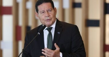 Artigo: Mourão critica ‘pressa’ de governadores sobre vacinação em crianças