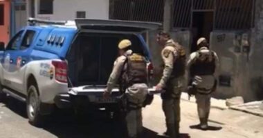 Artigo: Ilhéus: dupla é presa suspeita de tráfico na frente da mãe e avó