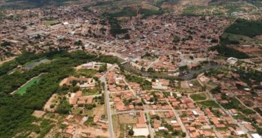 Artigo: Moradores encontram caixão com corpo em estrada no oeste da Bahia