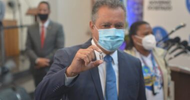 Artigo: Rui pretende vacinar toda população acima de 18 anos até outubro