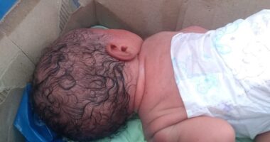 Artigo: Bebê é encontrado ao lado de contêiner de lixo em Salvador