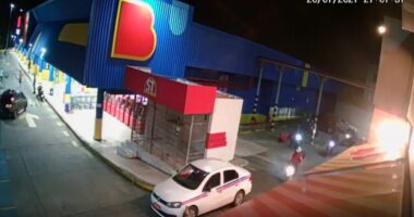 Artigo: 15 motoboys são assaltados em estacionamento de supermercado no Cabula