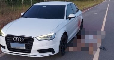 Artigo: Homem é encontrado morto com marcas de tiros ao lado de carro de luxo