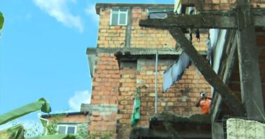 Artigo: Mulher fica ferida ao cair de altura de 7 metros após desabamento de laje em Salvador