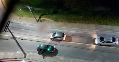 Artigo: Salvador: homens retiram passageiro de carro e executam em pista, na Vila Laura