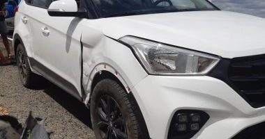 Artigo: Caminhoneiro alcoolizado ‘joga’ carro para fora da pista e acaba preso