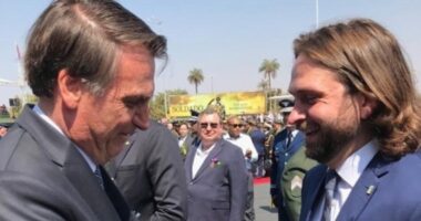 Artigo: Após ser exonerado por “voo imoral”, secretário volta ao cargo