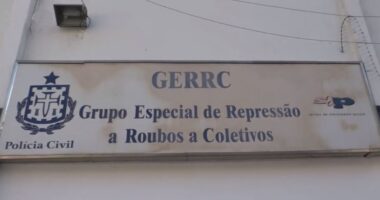 Artigo: Dupla armada assalta ônibus no bairro de Cajazeiras V, em Salvador