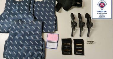 Artigo: Lauro de Freitas: polícia recupera armas e coletes em porta-malas de veículo abandonado