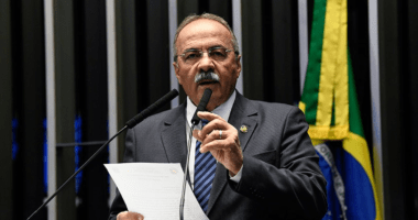 Artigo: Senador pego com dinheiro na cueca retorna à ativa em comissão sobre saúde