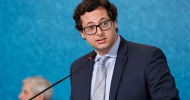 Artigo: Senadores protocolam pedido de reconvocação de Wajngarten na CPI